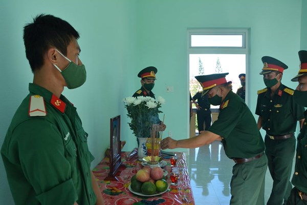 Nghẹn lòng hình ảnh chiến sĩ bái vọng mẹ trước bàn thờ lập nơi đơn vị - Anh 2