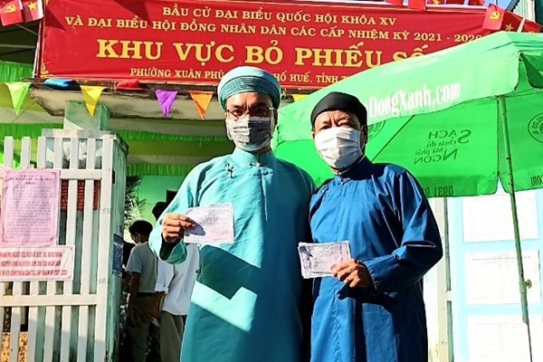 TT-Huế: Cán bộ ngành văn hóa mang áo dài đi bầu cử - Anh 4