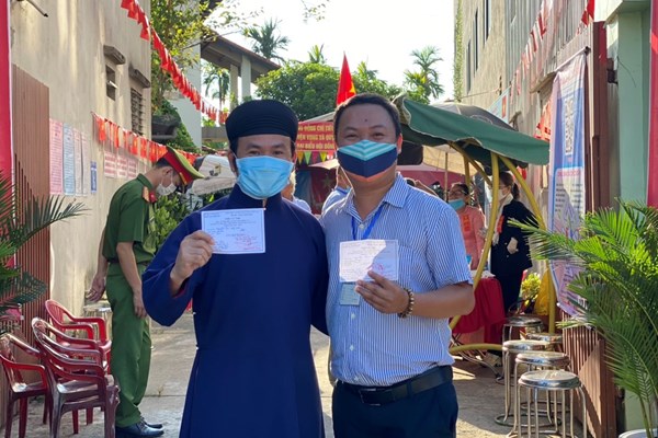 TT-Huế: Cán bộ ngành văn hóa mang áo dài đi bầu cử - Anh 1