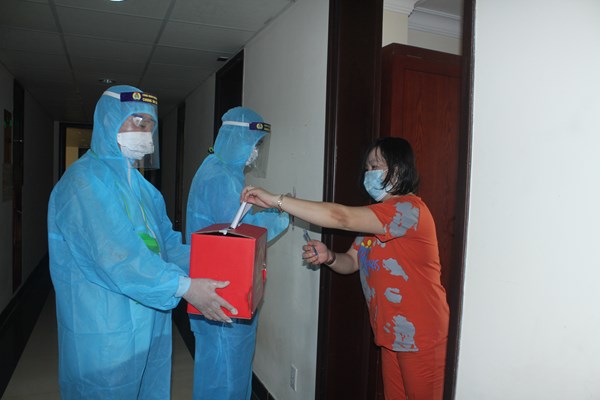 TT-Huế: Cán bộ ngành văn hóa mang áo dài đi bầu cử - Anh 5