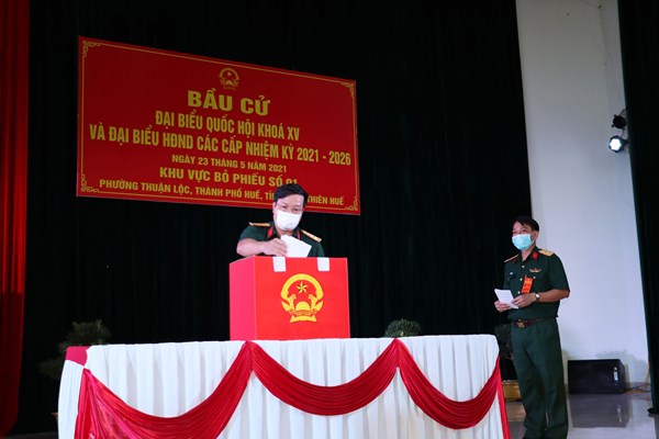 TT-Huế: Cán bộ ngành văn hóa mang áo dài đi bầu cử - Anh 6