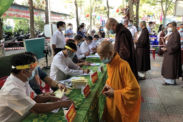 TT-Huế: Cán bộ ngành văn hóa mang áo dài đi bầu cử - Anh 8