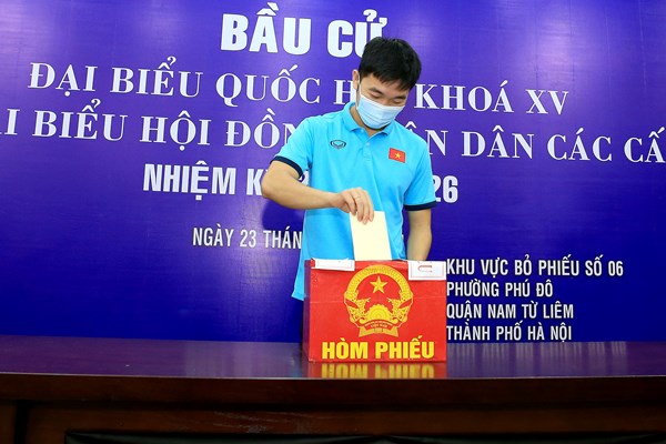 Các “sao” bóng đá thực hiện quyền và nghĩa vụ công dân - Anh 1
