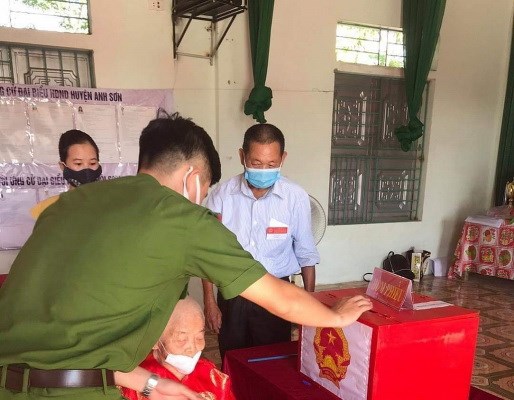 Xúc động với những cử tri đặc biệt - Anh 1