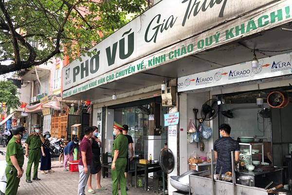Hà Nội: Kiểm tra, kịp thời nhắc nhở các chủ nhà hàng chưa thực hiện nghiêm Công điện của TP - Anh 7
