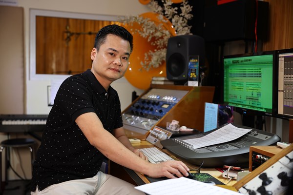 NSND Quốc Hưng ra MV về những chiến sĩ áo trắng trên tuyến đầu chống dịch - Anh 2