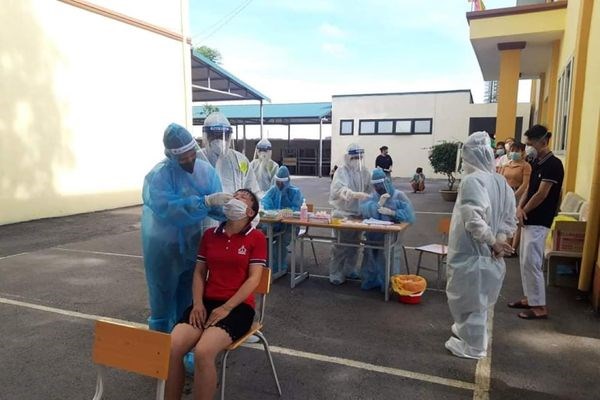 Người dân Bắc Giang thực hành tự lấy mẫu test nhanh - Anh 2
