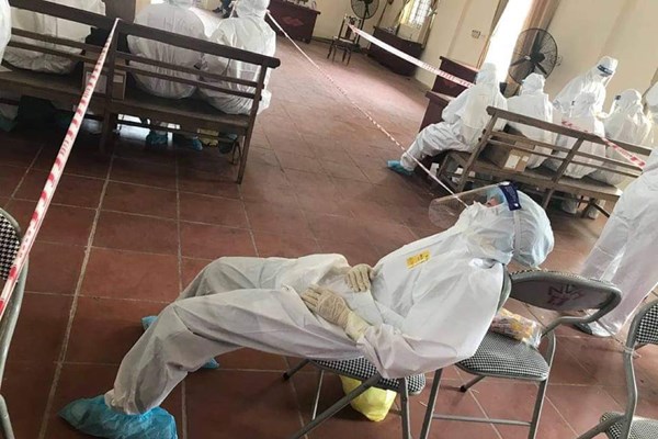 Nhân viên lấy mẫu xét nghiệm chỉ chịu được 4 -6 tiếng trong bộ đồ bảo hộ - Anh 2
