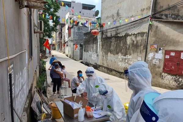 Nhân viên lấy mẫu xét nghiệm chỉ chịu được 4 -6 tiếng trong bộ đồ bảo hộ - Anh 1