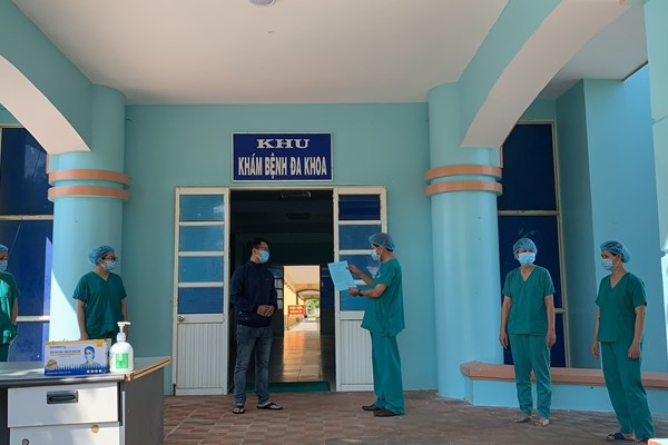 Quảng Ngãi: Bệnh nhân duy nhất nhiễm Covid-19 được xuất viện - Anh 1