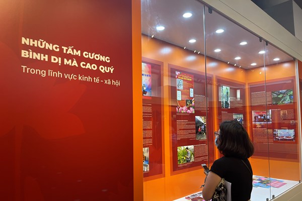 Triển lãm “Những tấm gương bình dị mà cao quý” - Anh 7