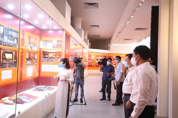 Triển lãm “Những tấm gương bình dị mà cao quý” - Anh 1