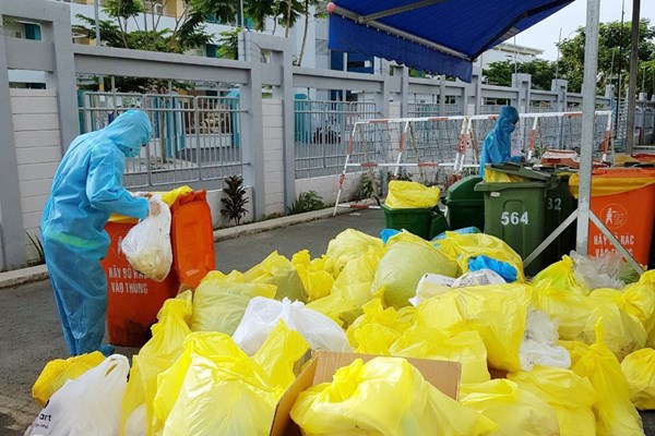 Những công nhân “bọc hậu” thầm lặng - Anh 2