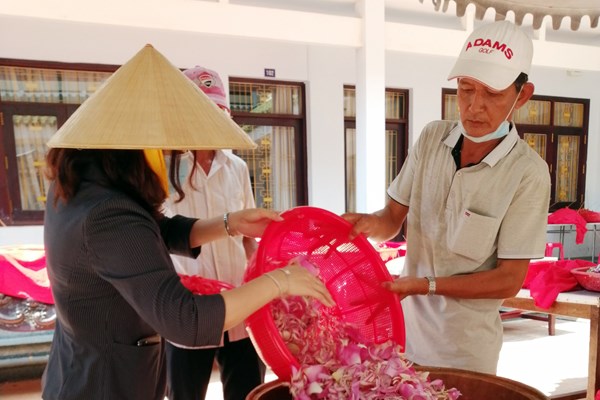 Lễ vía Bà Chúa Xứ núi Sam được tổ chức gọn, đảm bảo an toàn phòng dịch Covid-19 - Anh 5