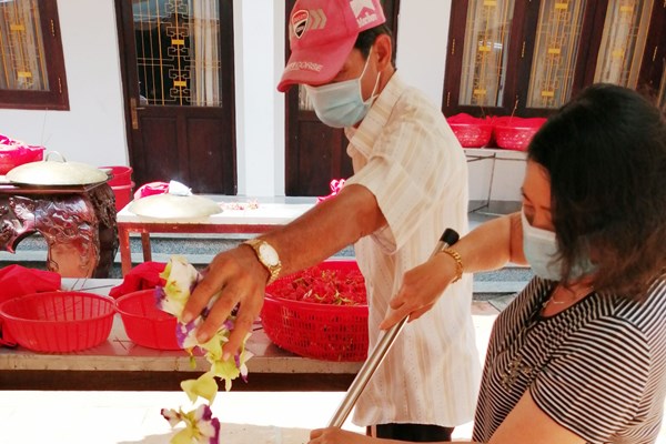 Lễ vía Bà Chúa Xứ núi Sam được tổ chức gọn, đảm bảo an toàn phòng dịch Covid-19 - Anh 6