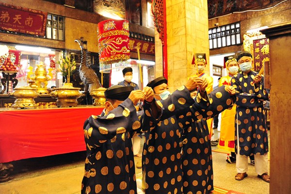 Lễ vía Bà Chúa Xứ núi Sam được tổ chức gọn, đảm bảo an toàn phòng dịch Covid-19 - Anh 7