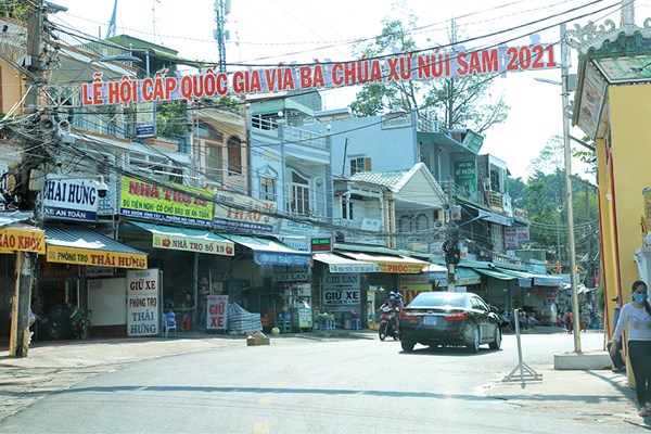 Lễ vía Bà Chúa Xứ núi Sam được tổ chức gọn, đảm bảo an toàn phòng dịch Covid-19 - Anh 1