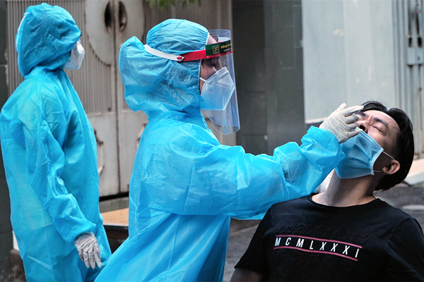 TP.HCM: Ghi nhận thêm 15 trường hợp nghi nhiễm Covid-19 - Anh 1