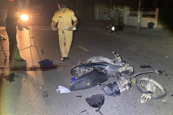 2 xe máy tông đối đầu ở Mũi Né khiến 2 người thương vong - Anh 1