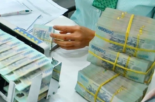 “Căng” thanh khoản, nhiều ngân hàng “rục rịch” tăng lãi suất - Anh 1