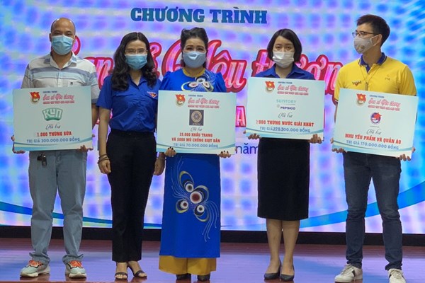 Nghệ sĩ sân khấu: Lạc quan vượt khó và san sẻ yêu thương - Anh 1