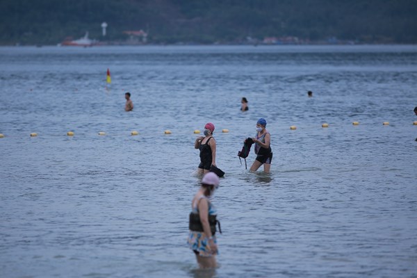 Người dân Đà Nẵng vui mừng khi bãi biển hoạt động trở lại - Anh 1