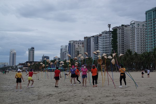 Người dân Đà Nẵng vui mừng khi bãi biển hoạt động trở lại - Anh 2