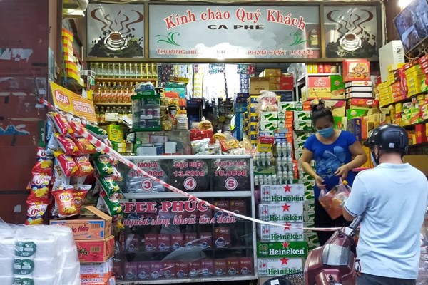 Người dân Đà Nẵng vui mừng khi bãi biển hoạt động trở lại - Anh 3