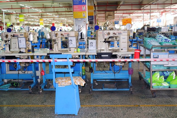 TP.HCM: Lấy mẫu xét nghiệm cho 3.000 công nhân liên quan đến trường hợp nghi mắc Covid-19 - Anh 1