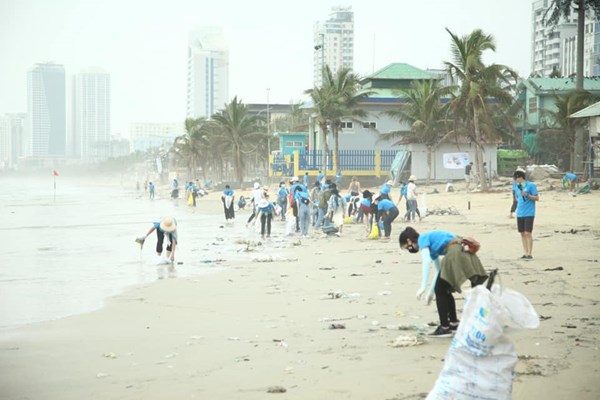 Bảo vệ môi trường du lịch, giữ an toàn cho người dân và du khách khi đi tắm biển - Anh 1