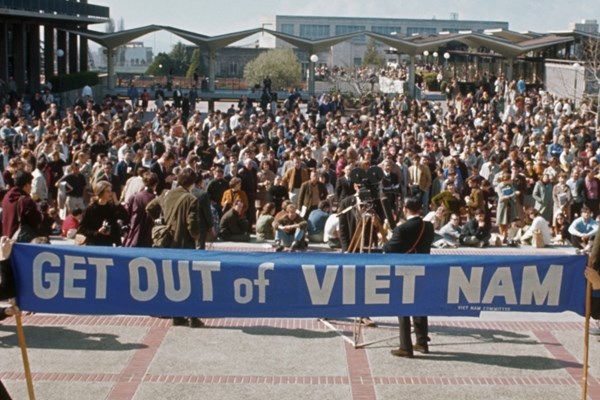 Dự án Radio Giải phóng: Thay vì cầm súng, họ đã cầm một chiếc micro - Anh 1