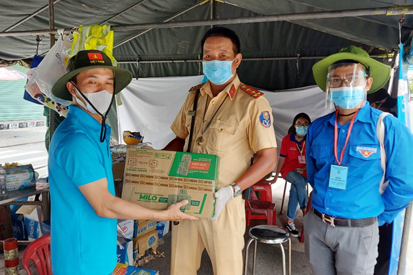 Công đoàn khối cơ sở Bộ VHTTDL trao tặng quà đến y, bác sĩ và lực lượng làm nhiệm vụ phòng, chống dịch Covid-19 - Anh 2