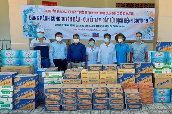 Công đoàn khối cơ sở Bộ VHTTDL trao tặng quà đến y, bác sĩ và lực lượng làm nhiệm vụ phòng, chống dịch Covid-19 - Anh 1