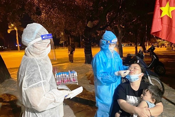 Hà Tĩnh thêm 11 người dương tính SARS-CoV-2, phong toả nhiều địa phương - Anh 1