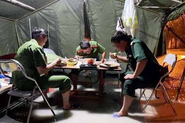 Hà Tĩnh thêm 11 người dương tính SARS-CoV-2, phong toả nhiều địa phương - Anh 12