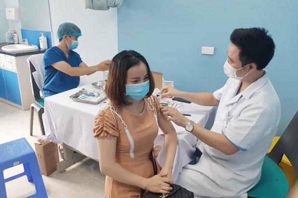 Bộ Y tế đề nghị đẩy nhanh tiến độ tiêm vắcxin phòng Covid-19 - Anh 1