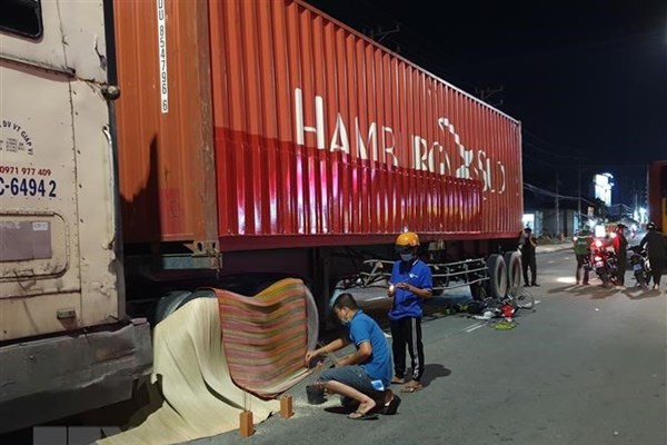 Xe container va chạm với xe đạp điện, 2 mẹ con tử vong tại chỗ - Anh 1
