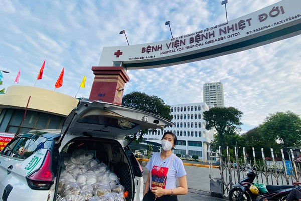 Hoa hậu Mai Phương Thúy cùng nhiều văn nghệ sĩ hỗ trợ cho y bác sĩ Bệnh viện Bệnh Nhiệt đới - Anh 1