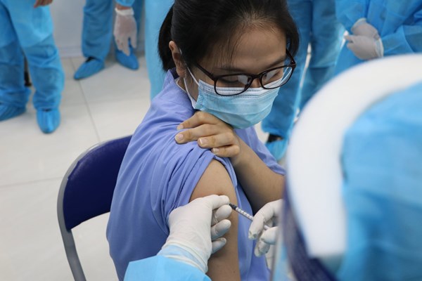 TP.HCM có văn bản khẩn gửi Thủ tướng phê duyệt việc mua, sử dụng vắcxin cho người dân - Anh 1