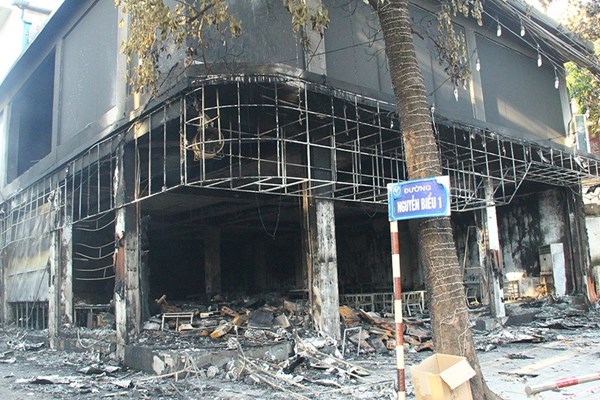 Tiếng khóc xé lòng​​​​​​​ bên ngoài phòng trà - Anh 1