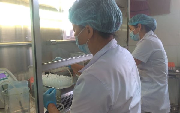 Tiết kiệm, sáng tạo trong phòng, chống dịch Covid- 19: Bài 1:  Mua giá đắt thì CDC Hà Nội tự gia công ống môi trường bảo quản mẫu bệnh phẩm - Anh 2