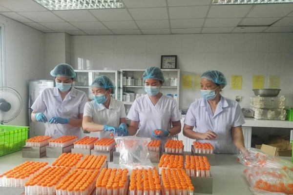 Tiết kiệm, sáng tạo trong phòng, chống dịch Covid- 19: Bài 1:  Mua giá đắt thì CDC Hà Nội tự gia công ống môi trường bảo quản mẫu bệnh phẩm - Anh 3