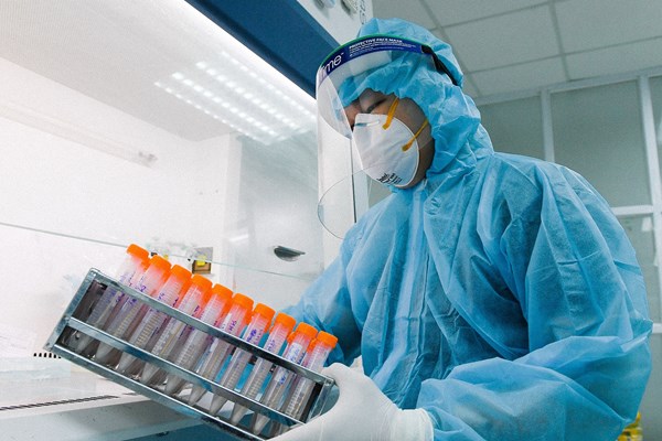 Tiết kiệm, sáng tạo trong phòng, chống dịch Covid- 19: Bài 1:  Mua giá đắt thì CDC Hà Nội tự gia công ống môi trường bảo quản mẫu bệnh phẩm - Anh 1