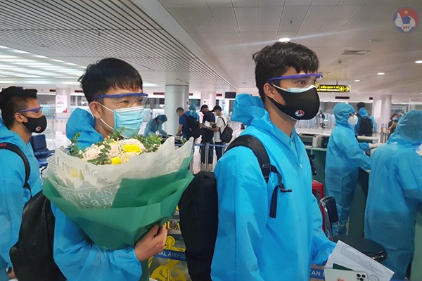 ĐT Việt Nam đã trở về nước và thực hiện cách ly y tế tập trung - Anh 2