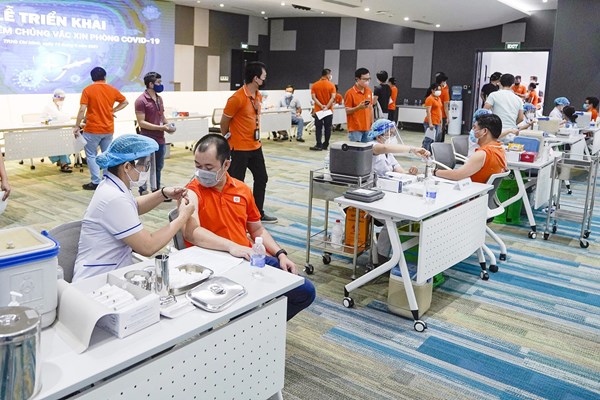 Chiến dịch tiêm vắcxin ngừa Covid-19 lớn nhất tại TP.HCM: An toàn là hàng đầu - Anh 1