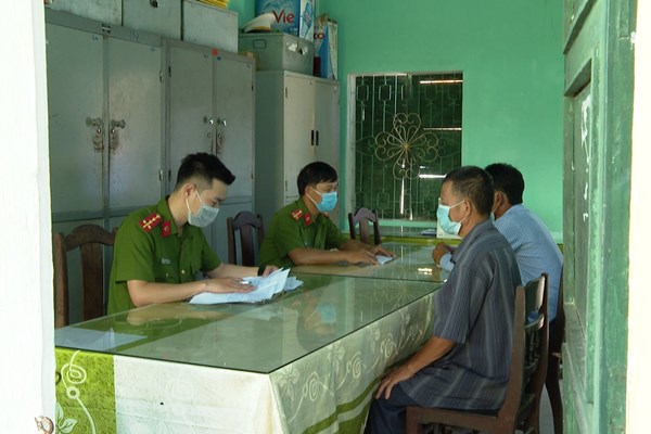 Khởi tố cán bộ bảo vệ rừng và nhóm đối tượng khai thác rừng trái phép - Anh 1
