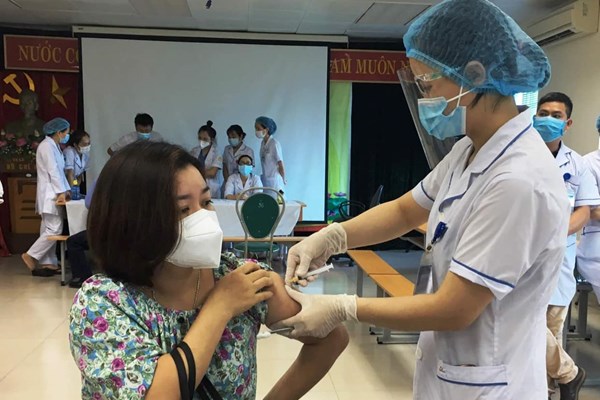 Bộ Y tế nói gì về cấp phép khẩn cấp vắc xin trong phòng, chống dịch Covid-19 - Anh 1