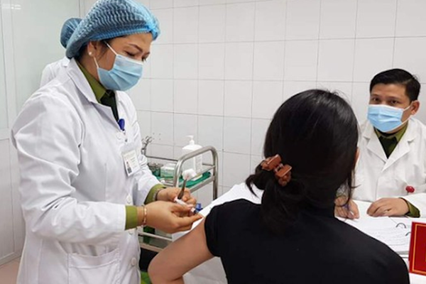 Đề nghị cấp phép khẩn cấp cho vắcxin ngừa Covid-19:  Hội đồng đạo đức sẽ không bỏ qua bất cứ giai đoạn nào - Anh 1
