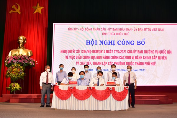 Công bố, bàn giao và triển khai Nghị quyết về điều chỉnh địa giới thành phố Huế - Anh 1