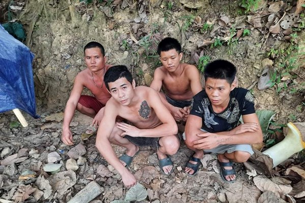 Quảng Nam: Truy quét, đánh sập các hầm khai thác vàng trái phép - Anh 2